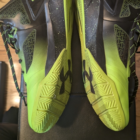Runners.Men's size 11 ...lime green and black Under Armour - Picture 4 of 15